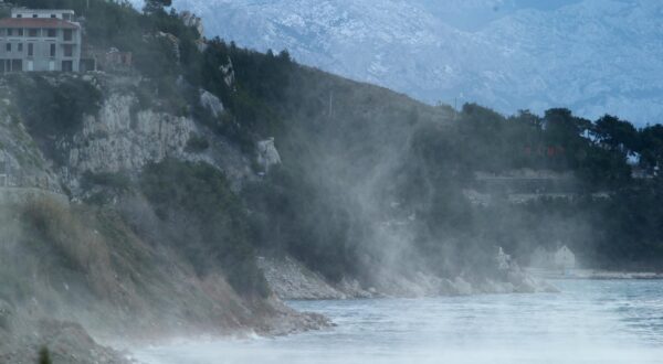 25.01.2014., Omis - Prvo ovozimsko pravo zahladjenje u srednjodalmatinska mjesta donijelo je buru u primorju i snijeg u zaledju. Bura u Omisu i okolici."nPhoto: Ivo Cagalj/PIXSELL
