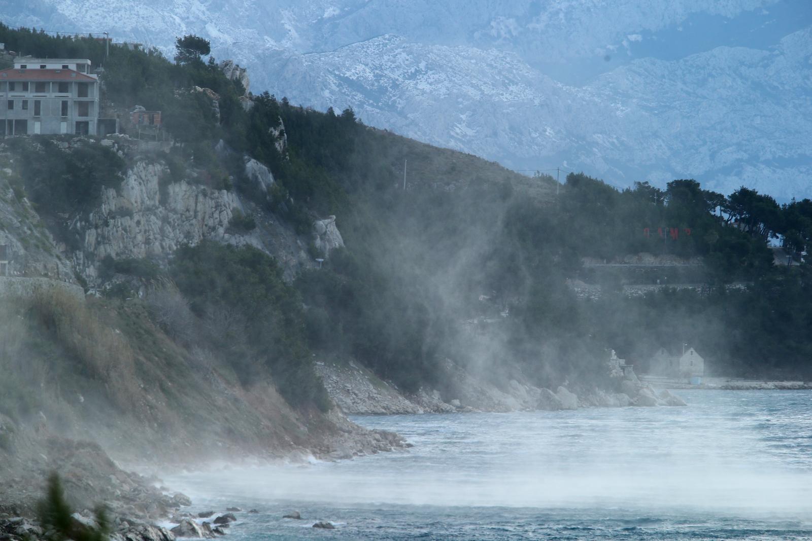 25.01.2014., Omis - Prvo ovozimsko pravo zahladjenje u srednjodalmatinska mjesta donijelo je buru u primorju i snijeg u zaledju. Bura u Omisu i okolici."nPhoto: Ivo Cagalj/PIXSELL