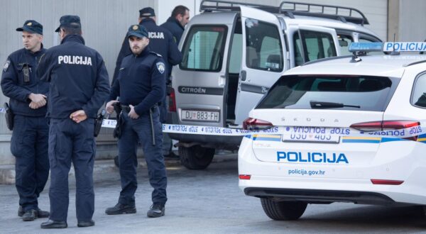 01.02.2023.,  Dubrovnik - U mjestu Knezica kod Dubrovnika doslo je do eksplozije u kojoj je jedna osoba smrtno stradala. Policijski sluzbenici Policijske uprave dubrovacko-neretvanske utvrdjuju okolnosti eksplozije koja se dogodila unutar skladisnog prostora na podrucju Knezice. Photo: Grgo Jelavic/PIXSELL