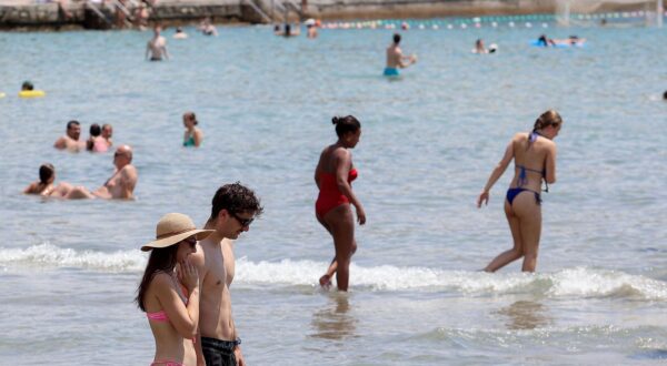 01.07.2025., Split - Unatoc visokim temperaturama i crvenom meteoalarmu na plazi Bacvice vlada uobicajna guzva. Photo: Ivana Ivanovic/PIXSELL