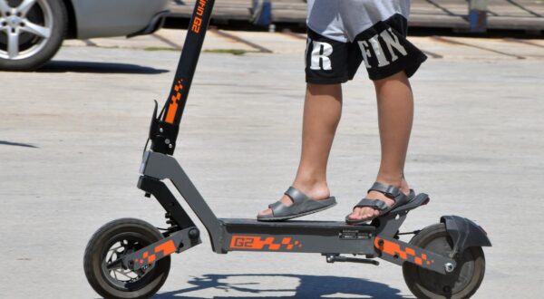 01.08.2025., Sibenik - Voznja djece na elektricnim romobilima-ilustracija. Photo: Hrvoje Jelavic/PIXSELL