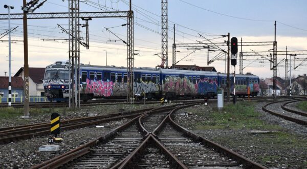 02.01.2021., Slavonski Brod - U blizini zeljeznickog kolodvora u Slavonskom Brodu do strujnog udara tesko ozlijedjen 18-godisnji mladic. Osamnaestogodisnjak s podrucja Zagreba penjao se na teretni vagon pri cemu je doslo do strujnog udara. Mladic je zadobio teske tjelesne povrede koje su opasne po zivot i prevezen je u Opcu bolnicu "Dr. Josip Bencevic" na ukazivanje lijecnicke pomoci. Photo: Ivica Galovic/PIXSELL