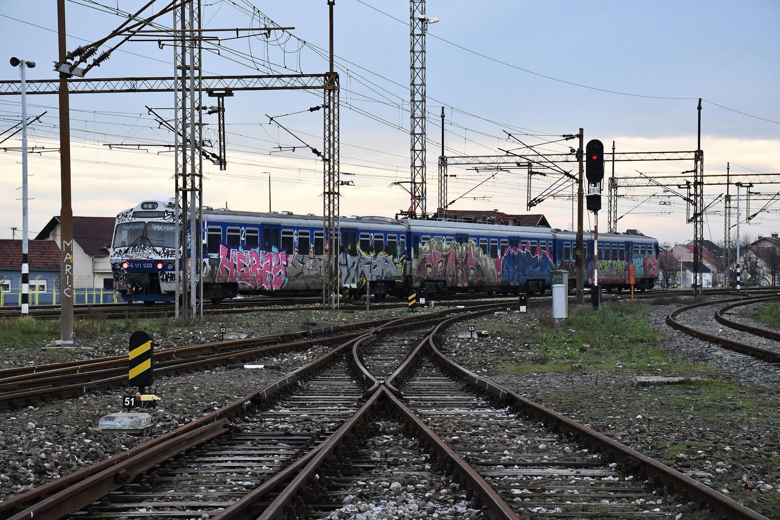 02.01.2021., Slavonski Brod - U blizini zeljeznickog kolodvora u Slavonskom Brodu do strujnog udara tesko ozlijedjen 18-godisnji mladic. Osamnaestogodisnjak s podrucja Zagreba penjao se na teretni vagon pri cemu je doslo do strujnog udara. Mladic je zadobio teske tjelesne povrede koje su opasne po zivot i prevezen je u Opcu bolnicu "Dr. Josip Bencevic" na ukazivanje lijecnicke pomoci. Photo: Ivica Galovic/PIXSELL