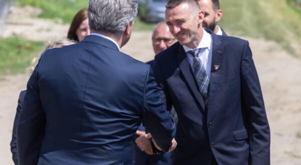 03.05.2025., Vukovar - Gradonacelnik Ivan Penava s predsjednikom Vlade Republike Hrvatske Andrejom Plenkovicem obisao je radove na Arheoloskom parku Vucedol  Photo: Borna jaksic/PIXSELL