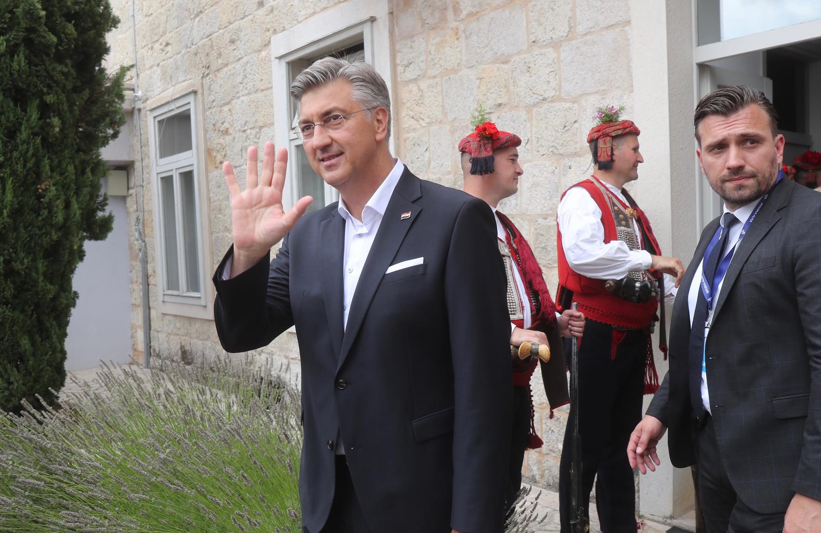 03.08.2022., Sinj - 310. Sinjska alka. Sinjska alka je hrvatska viteska igra. Odrzava se svake godine u nedjelju u prvoj trecini mjeseca kolovoza u Sinju, na godisnjicu pobjede nad turskim osvajacima 14. kolovoza 1715. Na taj dan je 700 hrvatskih vojnika iz Sinja uspjelo odbiti navalu vojske turskog seraskera Mehmed-pase Celica koja je brojala 60.000 vojnika.Dolazak uzvanika u Alkarske dvore. Photo: Ivo Cagalj/PIXSELL