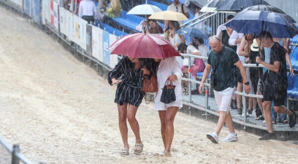 03.08.2022., Sinj - Pola sata pred početak 310. Sinjske alke zbio se teški pljusak nad Sinjskim podrucjem, zbog cega je alka odgodjena za danas, a veceras ce se odlucivati o novom datumu odrzavanja alke. Sinjska alka je hrvatska viteska igra. Odrzava se svake godine u nedjelju u prvoj trecini mjeseca kolovoza u Sinju, na godisnjicu pobjede nad turskim osvajacima 14. kolovoza 1715. Na taj dan je 700 hrvatskih vojnika iz Sinja uspjelo odbiti navalu vojske turskog seraskera Mehmed-pase Celica koja je brojala 60.000 vojnika.  Photo: Matija Habljak/PIXSELL
