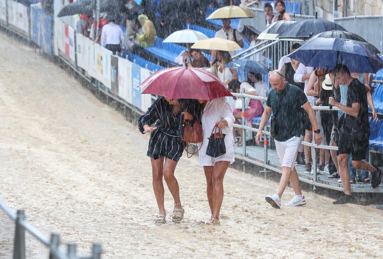 03.08.2022., Sinj - Pola sata pred početak 310. Sinjske alke zbio se teški pljusak nad Sinjskim podrucjem, zbog cega je alka odgodjena za danas, a veceras ce se odlucivati o novom datumu odrzavanja alke. Sinjska alka je hrvatska viteska igra. Odrzava se svake godine u nedjelju u prvoj trecini mjeseca kolovoza u Sinju, na godisnjicu pobjede nad turskim osvajacima 14. kolovoza 1715. Na taj dan je 700 hrvatskih vojnika iz Sinja uspjelo odbiti navalu vojske turskog seraskera Mehmed-pase Celica koja je brojala 60.000 vojnika.  Photo: Matija Habljak/PIXSELL