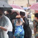 03.08.2025., Sinj - Pola sata pred početak 310. Sinjske alke zbio se teški pljusak nad Sinjskim podrucjem, zbog cega je alka odgodjena za danas, a veceras ce se odlucivati o novom datumu odrzavanja. Sinjska alka je hrvatska viteska igra. Odrzava se svake godine u nedjelju u prvoj trecini mjeseca kolovoza u Sinju, na godisnjicu pobjede nad turskim osvajacima 14. kolovoza 1715. Na taj dan je 700 hrvatskih vojnika iz Sinja uspjelo odbiti navalu vojske turskog seraskera Mehmed-pase Celica koja je brojala 60.000 vojnika.  Photo: Ivana Ivanovic/PIXSELL Photo: Josip Mikacic/PIXSELL