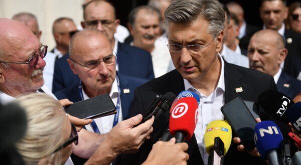 03.08.2022., Sinj - 310. Sinjska alka. Okupljanje ljudi u Sinju uoci 310. Sinjske alke. Sinjska alka je hrvatska viteska igra. Odrzava se svake godine u nedjelju u prvoj trecini mjeseca kolovoza u Sinju, na godisnjicu pobjede nad turskim osvajacima 14. kolovoza 1715. Na taj dan je 700 hrvatskih vojnika iz Sinja uspjelo odbiti navalu vojske turskog seraskera Mehmed-pase Celica koja je brojala 60.000 vojnika.  Photo: Josip Mikacic/PIXSELL