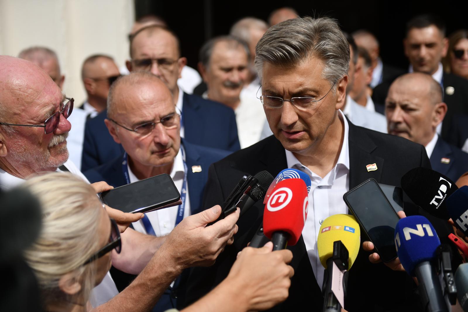 03.08.2022., Sinj - 310. Sinjska alka. Okupljanje ljudi u Sinju uoci 310. Sinjske alke. Sinjska alka je hrvatska viteska igra. Odrzava se svake godine u nedjelju u prvoj trecini mjeseca kolovoza u Sinju, na godisnjicu pobjede nad turskim osvajacima 14. kolovoza 1715. Na taj dan je 700 hrvatskih vojnika iz Sinja uspjelo odbiti navalu vojske turskog seraskera Mehmed-pase Celica koja je brojala 60.000 vojnika.  Photo: Josip Mikacic/PIXSELL