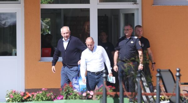04.08.2025., Popovaca - Ivo Sanader uvjetno je otpusten iz kaznionice Lipovica-Popovaca, preostalo mu je izdrzavanje kazne jos sedam godina. Ivu Sanadera docekao je odvjetnik Dragan Crnkovic. Photo: Slavko Midzor/PIXSELL
