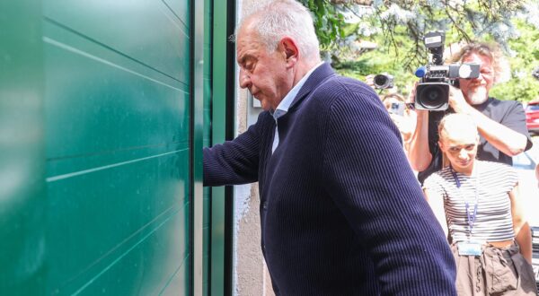 04.08.2025., Ulica Josipa Kozarca, Zagreb - Dolazak Ive Sanadera u obiteljsku kucu u Kozarcevoj ulici nakon izlaska iz zatvora.. Ivo Sander vratio se kuci u pratnji odvjetnika Dragana Crnkovica. Ivo Sanader, bivsi hrvatski premijer, uvjetno je pusten na slobodu nakon sto je odlukom vijeca Zupanijskog suda u Sisku prihvacen prijedlog za njegov uvjetni otpust iz Kaznionice u Lipovici–Popovaci.  Photo: Goran Stanzl/PIXSELL