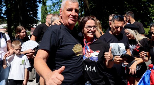 04.08.2025., Sinj - Obozavatelji Thompsona okupljaju se u Sinju uoci koncerta. Gradonacelnik Sinja Miro Bulj fotografirao se s obozavateljima Thompsona. Photo: Ivana Ivanovic/PIXSELL
