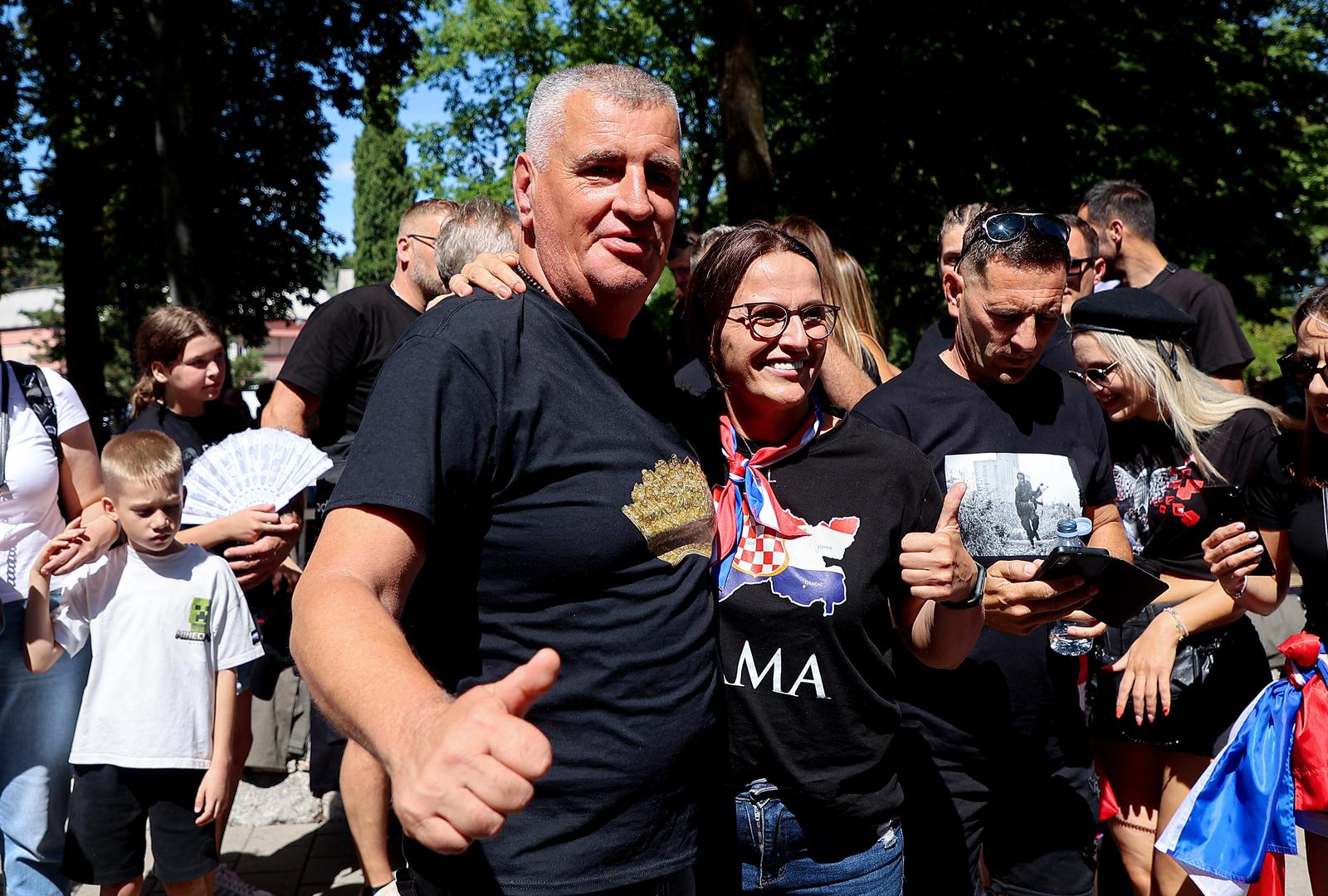 04.08.2025., Sinj - Obozavatelji Thompsona okupljaju se u Sinju uoci koncerta. Gradonacelnik Sinja Miro Bulj fotografirao se s obozavateljima Thompsona. Photo: Ivana Ivanovic/PIXSELL
