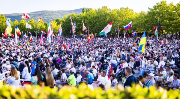 04.08.2025., Medjugorje, Bosna i Hercegovina - Zapoceo 36. medjunarodni molitveni susret mladih "Mladifest" koji je okupio vise od 50 tisuca ljudi. Ovogodisnji festival se odrzava pod geslom "Hajdemo u dom Gospodnji". Tijekom pet dana festivala program ce se odvijati na vanjskom oltaru crkve sv. Jakova gdje ce se odrzavati kateheze. Mladi su pristigli iz vise od 80 zemalja iz citavog svijeta. Photo: Denis Kapetanovic/PIXSELL
