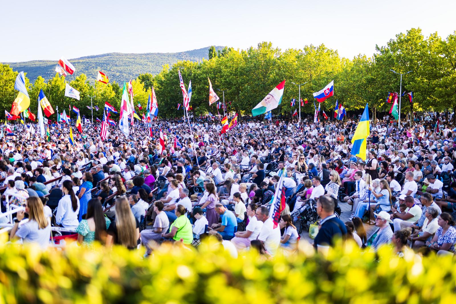 04.08.2025., Medjugorje, Bosna i Hercegovina - Zapoceo 36. medjunarodni molitveni susret mladih "Mladifest" koji je okupio vise od 50 tisuca ljudi. Ovogodisnji festival se odrzava pod geslom "Hajdemo u dom Gospodnji". Tijekom pet dana festivala program ce se odvijati na vanjskom oltaru crkve sv. Jakova gdje ce se odrzavati kateheze. Mladi su pristigli iz vise od 80 zemalja iz citavog svijeta. Photo: Denis Kapetanovic/PIXSELL