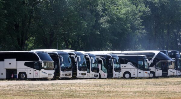 05.07.2025., Zagreb - Obozavatelji idu prema fan zoni na Bundeku gdje ce cekati ulazak u koncertni prostor na Hipodromu. Autobusi parkirani u Ulici Radoslava Cimermana. Photo: Igor Kralj/PIXSELL