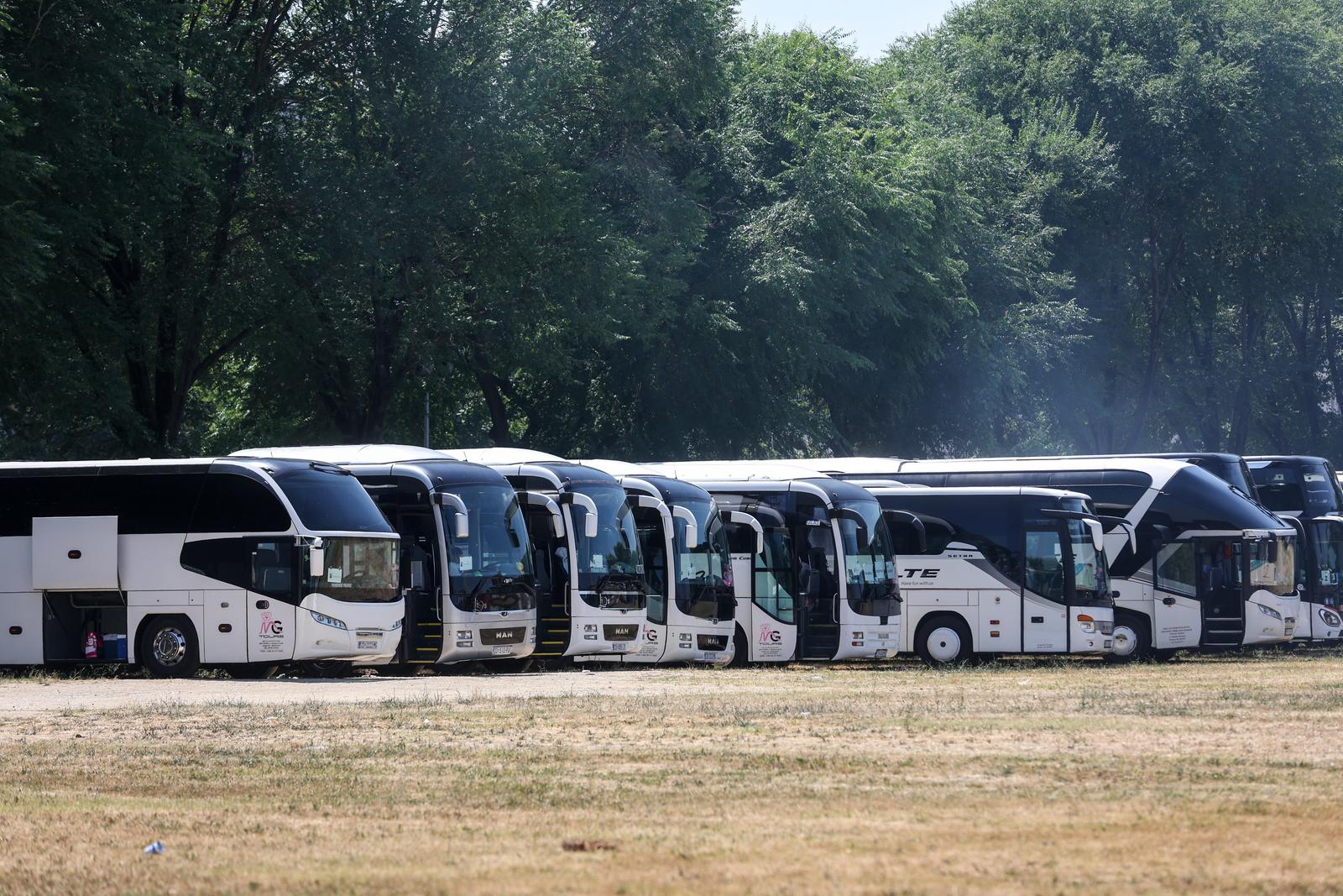 05.07.2025., Zagreb - Obozavatelji idu prema fan zoni na Bundeku gdje ce cekati ulazak u koncertni prostor na Hipodromu. Autobusi parkirani u Ulici Radoslava Cimermana. Photo: Igor Kralj/PIXSELL