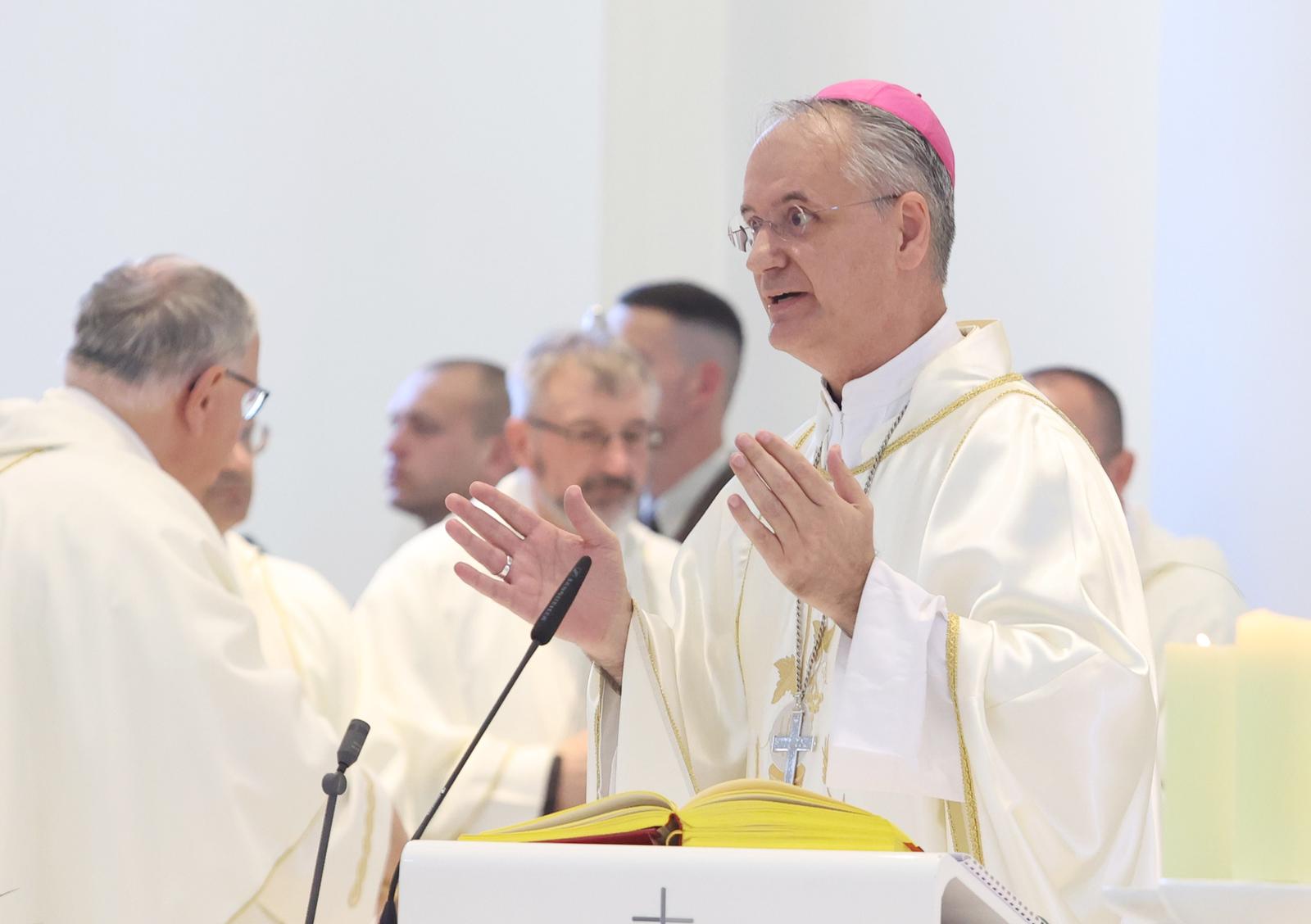 05.08.2025.,Knin-  Misno slavlje u Crkvi Gospe Velikog Hrvatskog Krsnog Zavjeta na obiljezavanju Dana pobjede i domovinske zahvalnosti, Dana hrvatskih branitelja i 30. obljetnice vojno-redarstvene operacije Oluja.Svetu misu predvodio  je zagrebacki nadbiskup mons. Drazen Kutlesa.Svetoj misi nazocio je drzavni vrh,premijer Plenkovic sa ministrima. Photo: Dusko Jaramaz/PIXSELL
