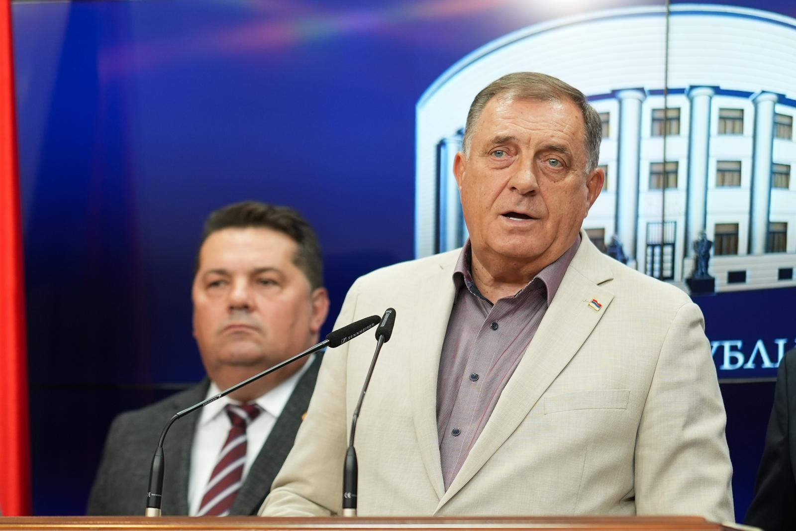 06.08.2025., Banja Luka, Bosna i Hercegovina - Milorad Dodik, kojem je Centralna izborna komisija Bosne i Hercegovine oduzela mandat predsjednika Republike Srpske najavio je danas referendum o na kojem bi stanovnici RS trebali da glasaju o tome da li Dodik treba li da prihvati ili ne odluke po kojima se rusi ustavni poredak RS. Prije konferencije u Palati Republike odrzan je sastanak lidera partija koje čine vlast u RS.  Photo: Dejan Rakita/PIXSELL