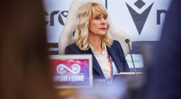 08.04.2024., Split - Konferencija za medije Nadzornog odbora o smjeni predsjednika Uprave Hajduka Lukse Jakobusica. v.d. predsjednice Marinka Akrap Photo: Zvonimir Barisin/PIXSELL