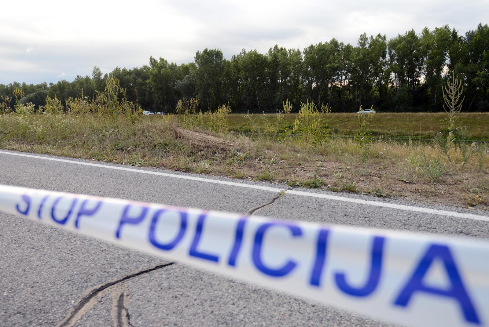 08.07.2015., Prelog - Na derivacijskom kanalu rijeke Drave pronadjeni su tragovi slijetanja automobila u kanal, a u akumulacijskom jezeru HE Donja Dubrava, nizvodno od Marine, pronadjeno je bezivotno tijelo 5-godisnjeg djecaka Patrika Fogadica koji je s 29-godisnjom majkom Ivanom nestao prije tri dana. Dijete je identificirao stric Robert. Automobil je takodjer lociran, no zbog mraka bit ce izvucen sutra ujutro. r"nPhoto: Marko Jurinec/PIXSELL