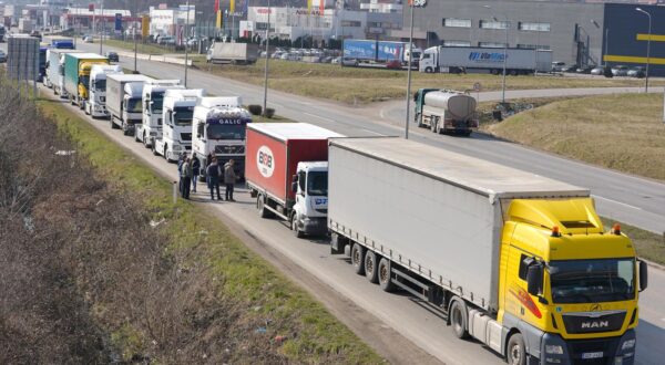09.03.2022., Banja Luka, Bosna i Hercegovina - Prijevoznici iz Republike Srpske odrzavaju mirni prosvjed u Banja Luci kako bi ukazali na veliko poskupljenje goriva, sporne licence koje im otezavaju rad i dugo drzanje na granicama BiH. Vise od 150 kamiona se okupilo kod prijedorske petlje u Banja Luci odakle su se zaputili prema Bosanskoj Gradisci. Photo: Dejan Rakita/PIXSELL