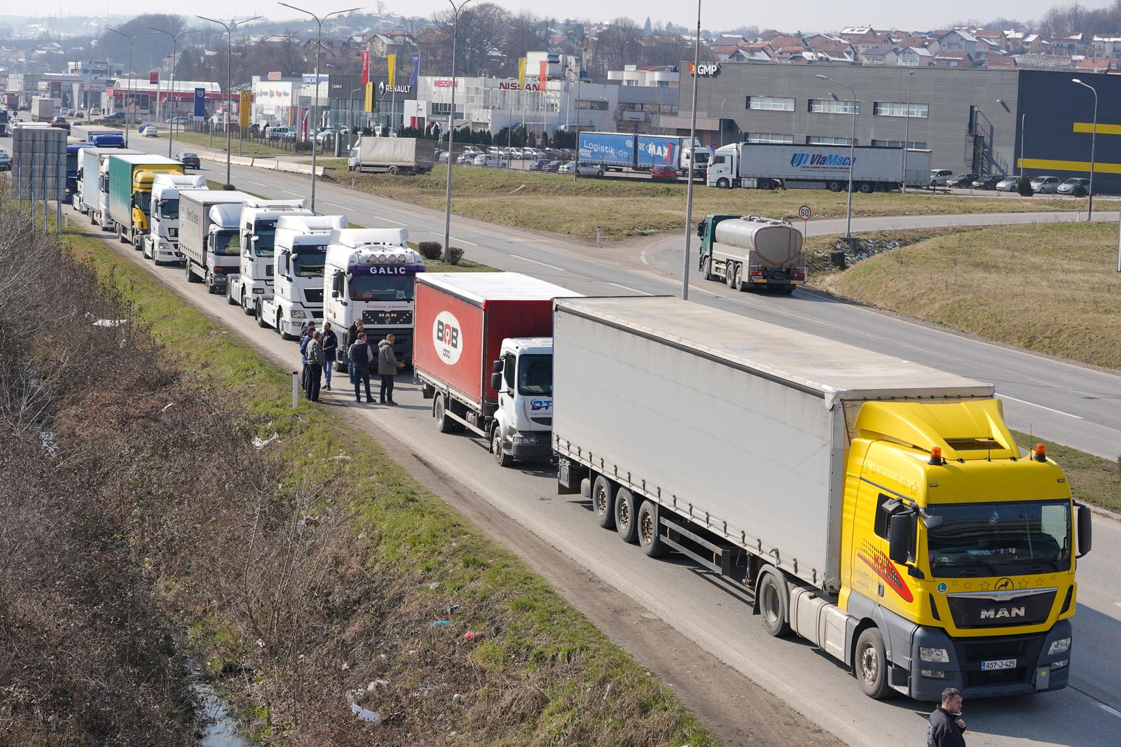 09.03.2022., Banja Luka, Bosna i Hercegovina - Prijevoznici iz Republike Srpske odrzavaju mirni prosvjed u Banja Luci kako bi ukazali na veliko poskupljenje goriva, sporne licence koje im otezavaju rad i dugo drzanje na granicama BiH. Vise od 150 kamiona se okupilo kod prijedorske petlje u Banja Luci odakle su se zaputili prema Bosanskoj Gradisci. Photo: Dejan Rakita/PIXSELL