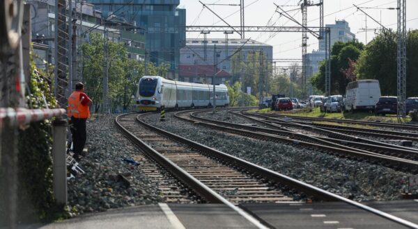 09.04.2025., Zagreb - Na zeljeznicko-cestovnom prijelazu Republike Austrije u blizini Zagreb Zapadnog kolodvora u tijeku su radovi na ugradnji mimoilazne ograde za pjesake i svjetlosno-zvucne signalizacije. Photo: Sanjin Strukic/PIXSELL