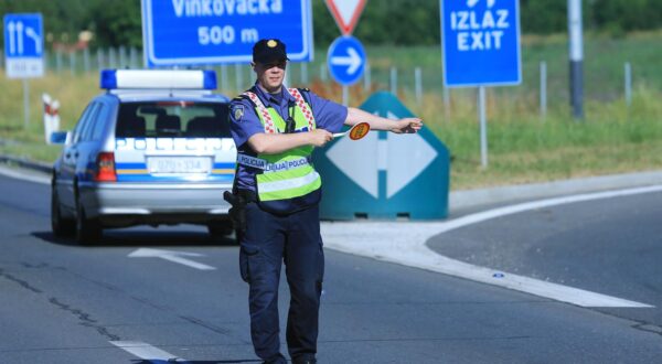 09.06.2017., Osijek - Motociklist poginuo u prometnoj nesreci na obilaznici D2 kod trgovackog centra Metro. Policijski ocevid je u tijeku. rPhoto: Davor Javorovic/PIXSELL