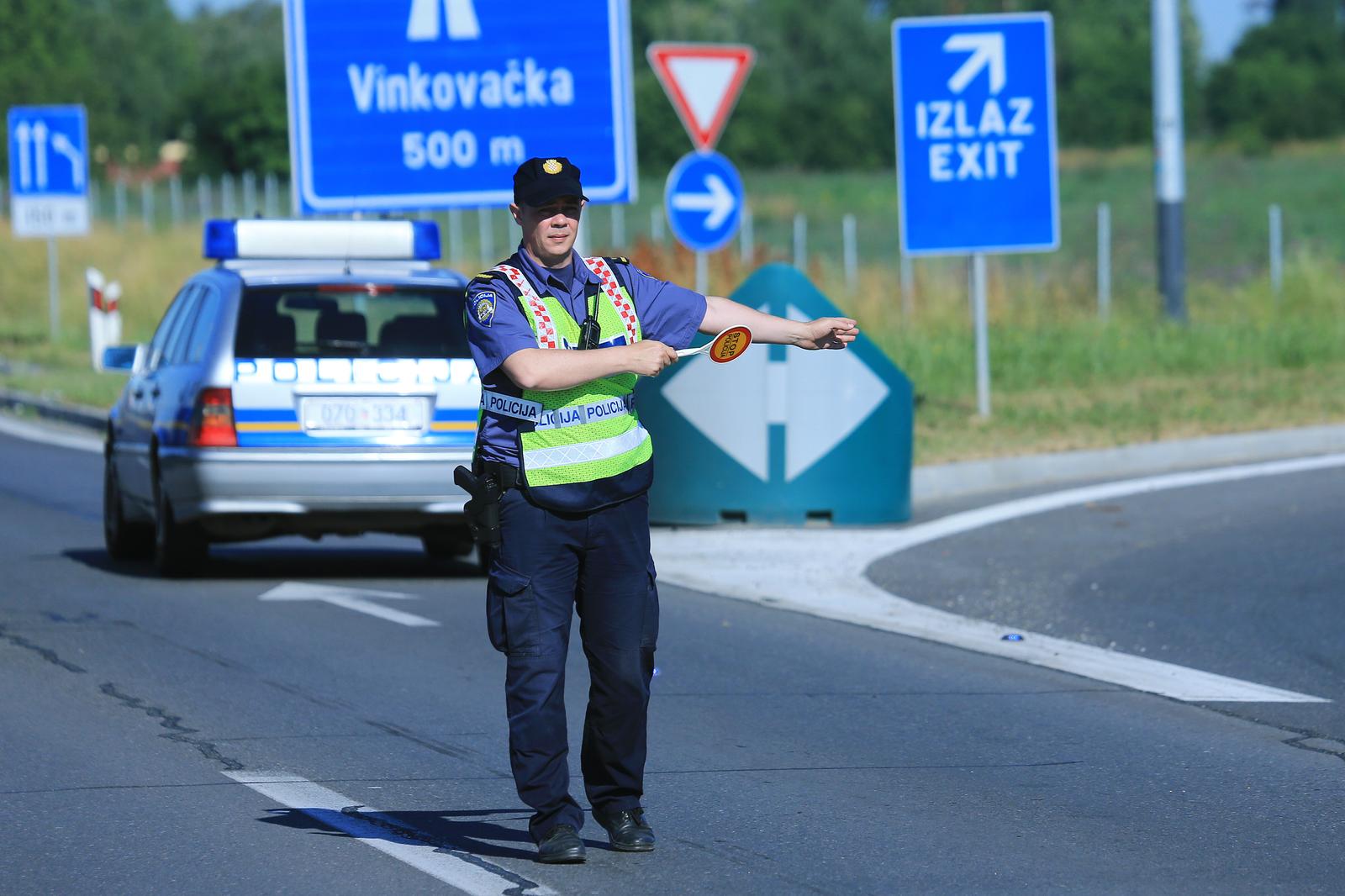 09.06.2017., Osijek - Motociklist poginuo u prometnoj nesreci na obilaznici D2 kod trgovackog centra Metro. Policijski ocevid je u tijeku. rPhoto: Davor Javorovic/PIXSELL