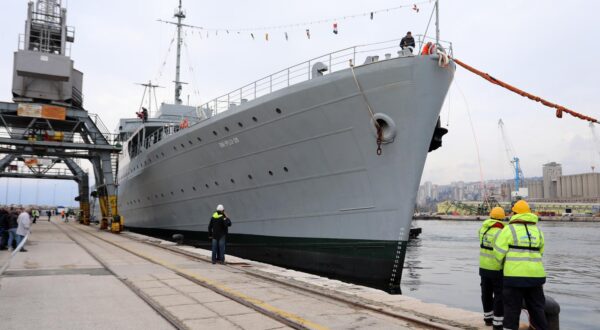10.02.2025., Rijeka - Brod galeb dotegljen je iz Kraljevickog brodogradilista Dalmont u rijecku luku gdje je privezan uz lukobran Mololongo. Photo: Goran Kovacic/PIXSELL