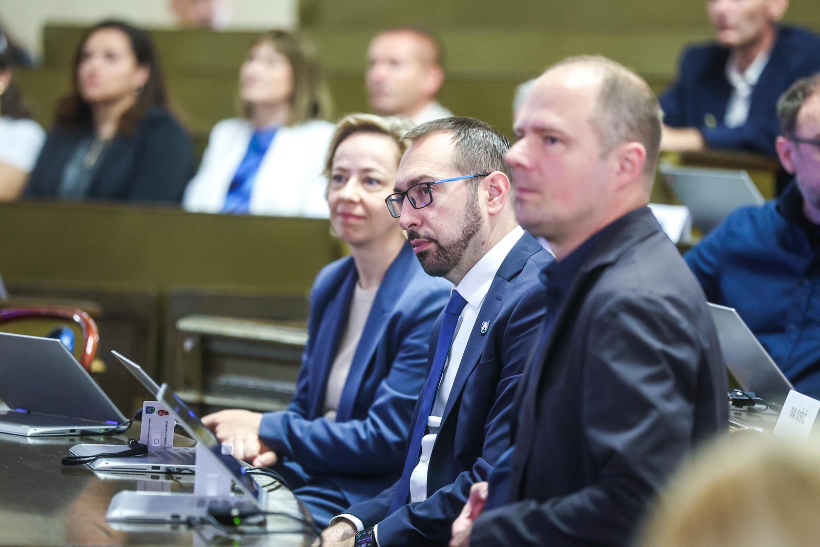 10.06.2025., Zagreb - Konstituirajuca sjednica Gradske skupstine Grada Zagreba u Staroj gradskoj vijecnici. zamjenica gradonacelnika Zagreba Danijela Dolenec, gradonacelnik Zagreba Tomislav Tomasevic i zamjenik gradonacelnika Zagreba Luka Korlaet Photo: Slavko Midzor/PIXSELL