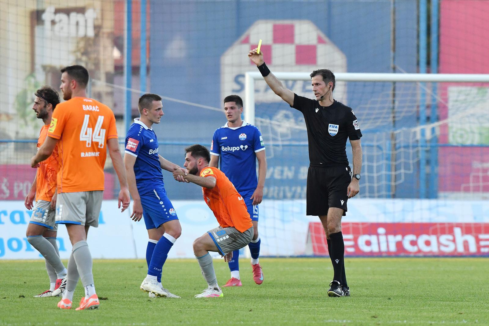 10.08.2025., Gradski stadion Ivan Kusek Apas, Koprivnica - SuperSport HNL, 02. kolo, NK Slaven Belupo - NK Varazdin. Igor Lepinjica, Tomislav Duvnjak i Duje Strukan Photo: Vjeran Zganec Rogulja/PIXSELL