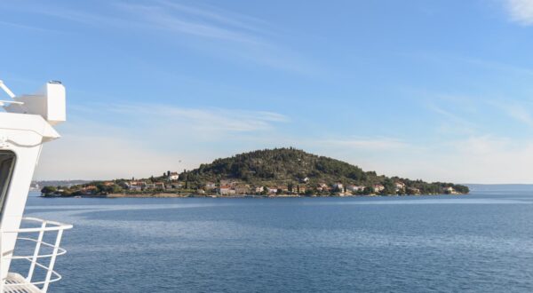 11.01.2018., Osljak -  Otok Osljak ili kako ga domaci zovu Lazaret, otok je s najmanje stanovnika. Nalazi na oko 3 milje od Zadra. Na njemu nema automobila, ali ni trgovina, i lijecnika. Njegovi zitelji koji se svi redom prezivaju Valcic zive mirnocom na kojoj im mnogi zavide.  "nPhoto: Dino Stanin/PIXSELL