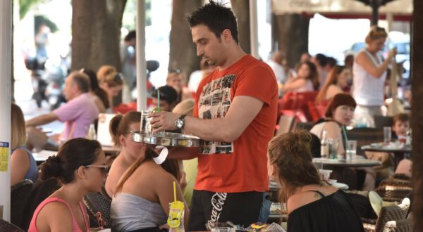 11.07.2016., Pula - Spas od velikih vrucina turisti potrazlili na plazama a domaci na terasama gradskih kafica.rPhoto: Dusko Marusic/PIXSELLrrrr