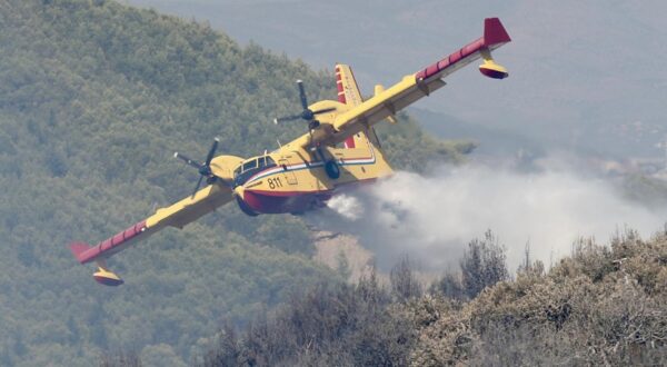 11.08.225., Krilo Jesenice - Veliki požar iznad Krila Jesenice gasi više od 100 vatrogasaca Photo: Ivo Cagalj/PIXSELL Photo: Ivo Cagalj/PIXSELL