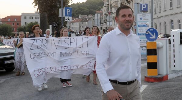 11.08.2025., Split - Udruga Zdravi Split odrzala je treci javni prosvjed protiv broda Moby Drea oblozenog azbestnim plocama koji se trenutacno nalazi u splitskom skveru. gradonacelnik Splita Tomislav Suta Photo: Ivo Cagalj/PIXSELL