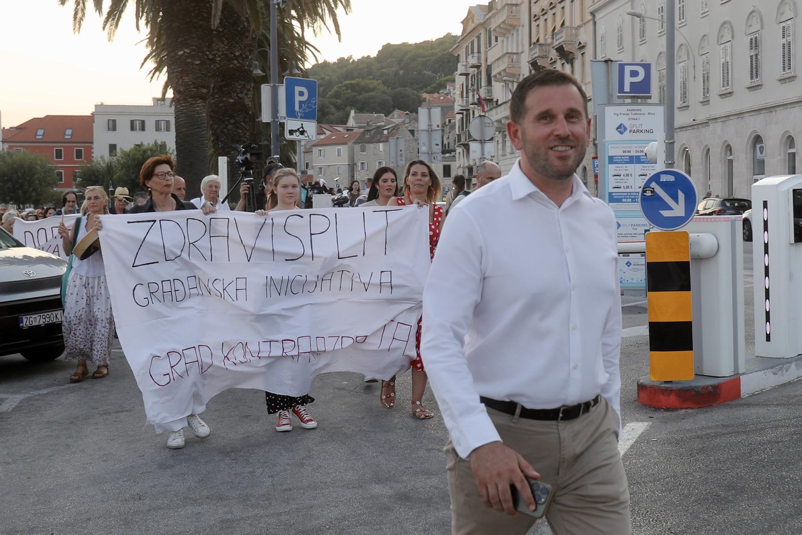 11.08.2025., Split - Udruga Zdravi Split odrzala je treci javni prosvjed protiv broda Moby Drea oblozenog azbestnim plocama koji se trenutacno nalazi u splitskom skveru. gradonacelnik Splita Tomislav Suta Photo: Ivo Cagalj/PIXSELL