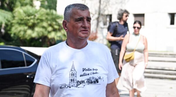 12.06.2025., Split - Gradonacelnik Sinja Miro Bulj dovezao je cetiri kamiona s otpadom pred zgradu Zupanije.
 Photo: Ivana Ivanovic/PIXSELL