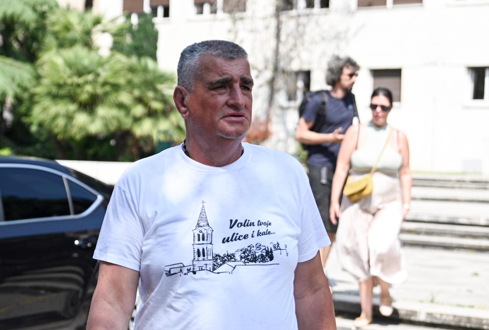 12.06.2025., Split - Gradonacelnik Sinja Miro Bulj dovezao je cetiri kamiona s otpadom pred zgradu Zupanije.
 Photo: Ivana Ivanovic/PIXSELL
