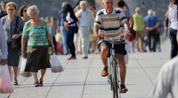 04.10.2012., Zadar - Umirovljenici na pjesackom mosturPhoto: Filip Brala/PIXSELL