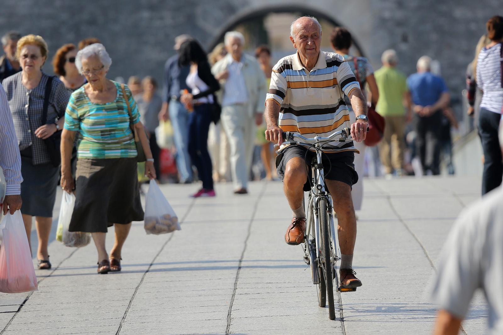 04.10.2012., Zadar - Umirovljenici na pjesackom mosturPhoto: Filip Brala/PIXSELL