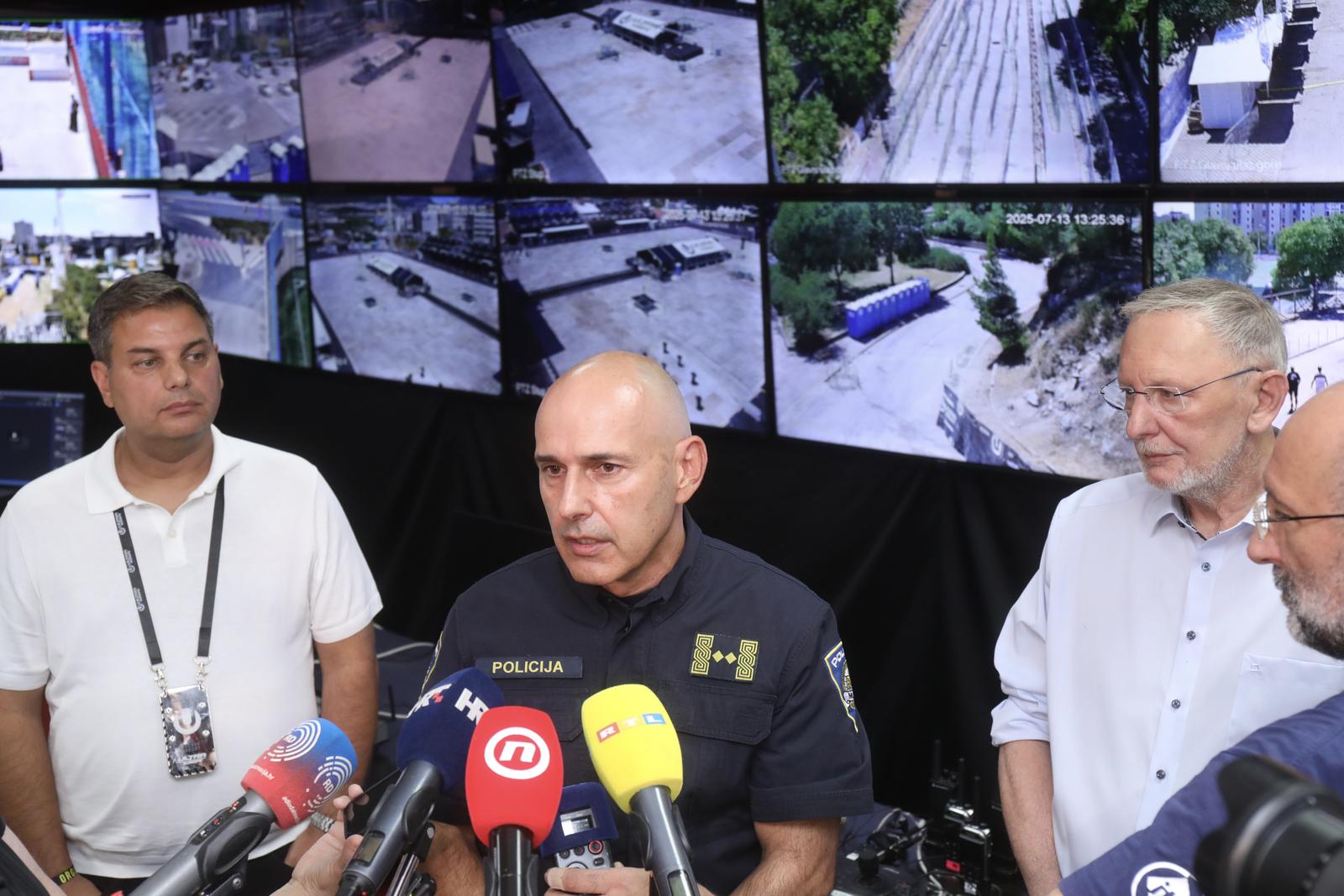 13.07.2025.,Split-Potpredsjednik Vlade RH i ministar unutarnjih poslova dr. sc. Davor Bozinovic zajedno s nacelnikom PU splitsko-dalmatinske Markom Srdarevicem i organizatorom Joeom basicemposjetio Park Mladeži gdje se odrzava  Ultra Europe 2025. Nokon odrzanog sastanka dali su izjave za medije u csntru za video nadzor. Photo: Ivo Cagalj/PIXSELL