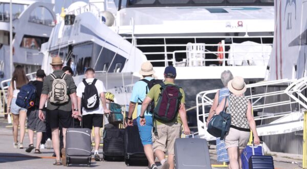 14.06.2025.,Split-Putnici i promet u splitskoj gradskoj luci. Photo: Ivo Cagalj/PIXSELL