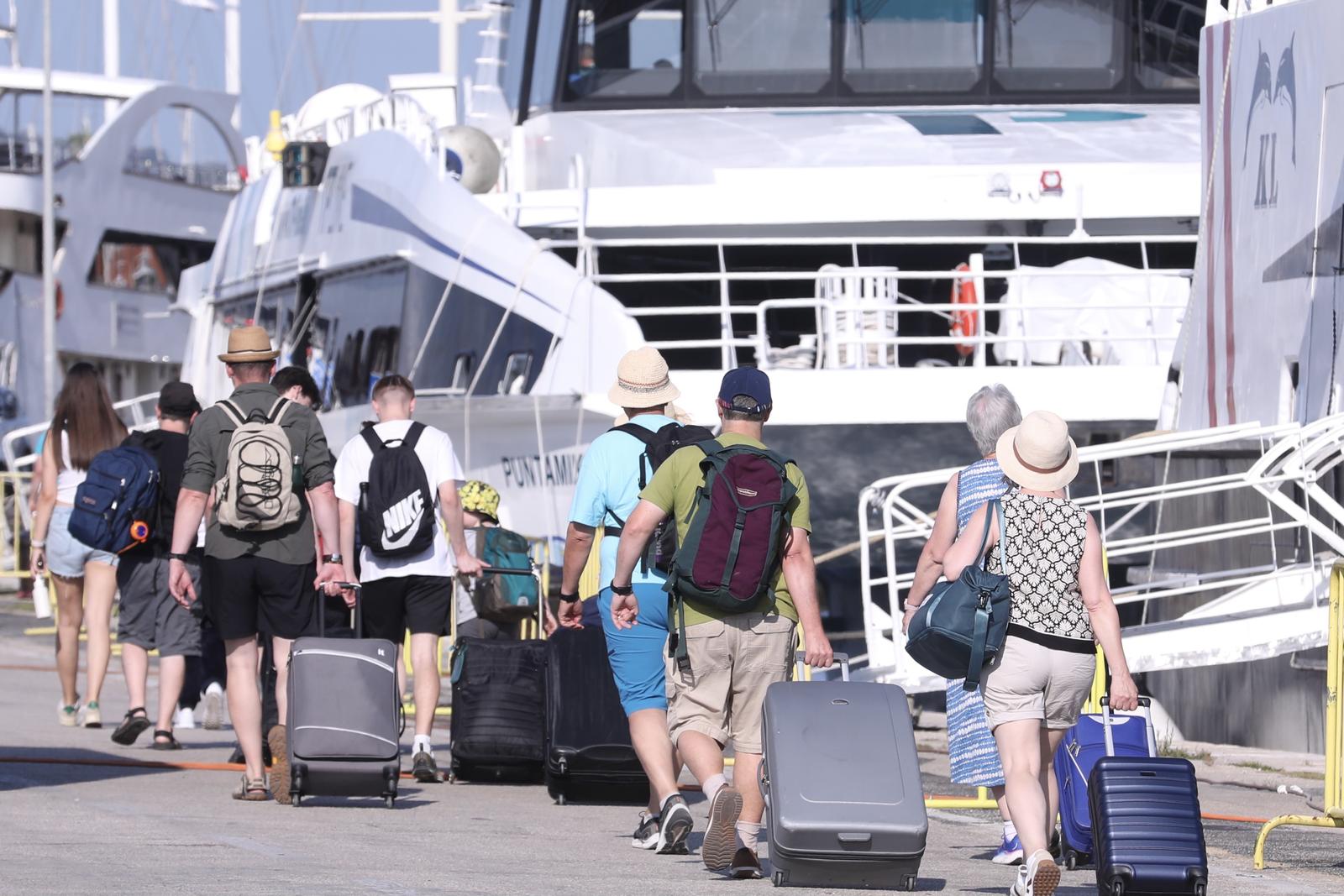 14.06.2025.,Split-Putnici i promet u splitskoj gradskoj luci. Photo: Ivo Cagalj/PIXSELL