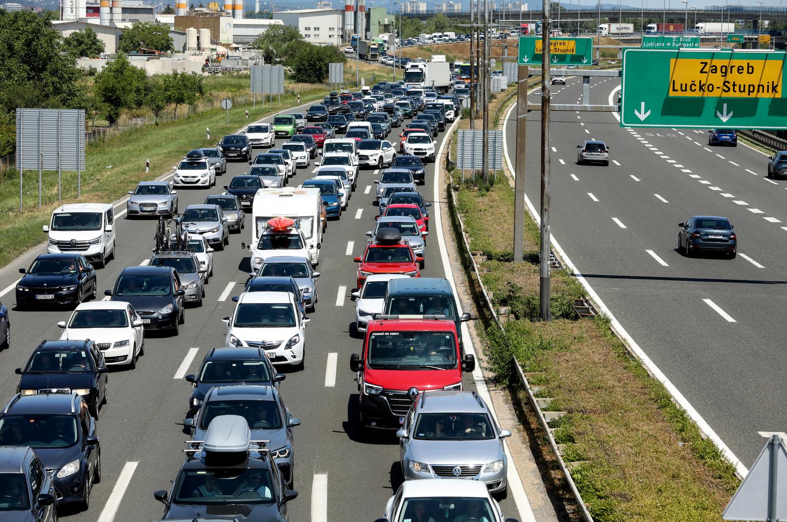 14.07.2025., Zagreb, pred naplatom Lucko ﻿iz smjera cvora Buzin u smjeru mora kolona je oko 16 km Photo: Robert Anic/PIXSELL