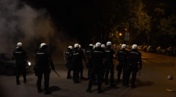 13, August, 2025, Belgrade -Citizens gathered in New Belgrade in front of the municipal premises of the Serbian Progressive Party, they were chased away by a police cordon, and after a clash with citizens, the police also threw tear gas. Photo: Antonio Ahel/ATAImages

13, avgust 2025, Beograd - Gradjani su se na Novom Beogradu okupili ispred opstinskih prostorija Srpske napredne stranke, razjurio ih je policijski kordon, a  nakon okrsaja sa gradjanima policija je bacila i suzavac. Photo: Antonio Ahel/ATAImages Photo: Antonio Ahel/ATAImages/PIXSELL/PIXSELL
