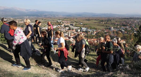 14.10.2023.,Sinj- Hodocasnici iz Gospicko-senjske nadbiskupije pohodili Sinj zajedno sa svojim  dosadasnjim biskupom  mons. Zdenkom Krizicem koji je novoimenovani splitsko-makarski nadbiskup. Photo: Ivana Ivanovic/PIXSELL