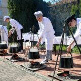 15.04.2022., Karlovac - Ucenici Trgovacko-ugostiteljske skole sa svojim mentorima na Veliki petak pripremali su fis paprikas i sarana na rasljama. Delicije od rijecnih riba buducih kuhara mogli su kusati svi zainteresirani gradjani. Photo: Kristina Stedul Fabac/PIXSELL